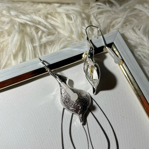 Lily Earrings - Picture 3 of 8